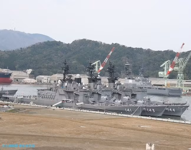 Chiến hạm DDH-141 Haruna lớp Haruna; Chiến hạm DDH-143 Shirane lớp Shirane và chiến hạm DDH-144 Kurama lớp Shirane đang neo đậu tại căn cứ.