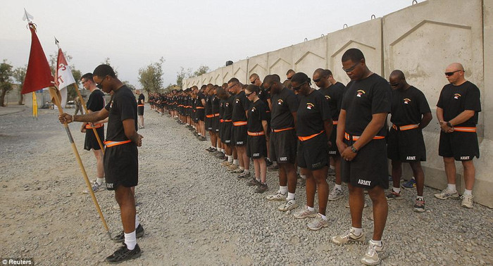 Tưởng nhớ những người đã chết trong vụ khủng bố 11/9/2011 tại một căn cứ quân sự ở Afghanistan. Tưởng nhớ những người đã chết trong vụ khủng bố 11/9/2011 tại một căn cứ quân sự ở Afghanistan.