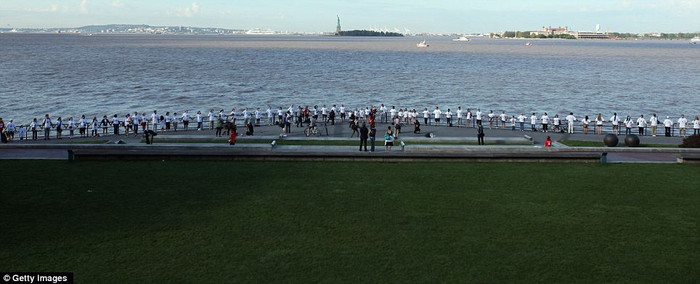 Tượng nữ thần tự do ở New York nhìn từ xa. Tượng nữ thần tự do ở New York nhìn từ xa.