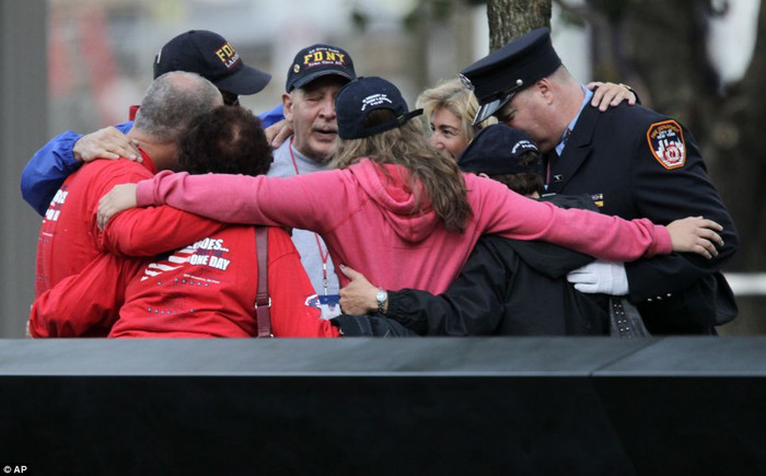 Một số du khách, thân nhân, nhân viên an ninh Mỹ dành một phút tưởng nhớ các nạn nhân thiệt mạng. Một số du khách, thân nhân, nhân viên an ninh Mỹ dành một phút tưởng nhớ các nạn nhân thiệt mạng.
