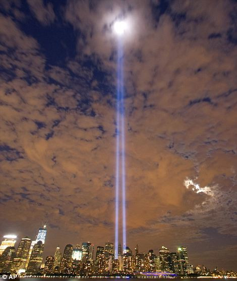 Tháp ánh sáng tưởng niệm các nạn nhân thiệt mạng. Tháp ánh sáng tưởng niệm các nạn nhân thiệt mạng.