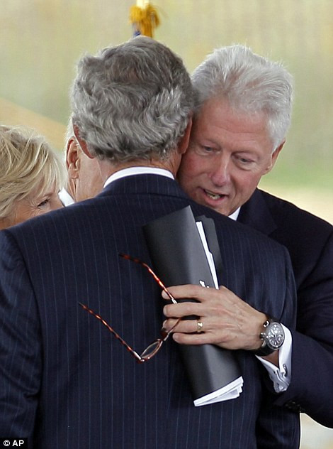 Ông Bill Clinton chia buồn cùng các cựu quan chức. Ông Bill Clinton chia buồn cùng các cựu quan chức.