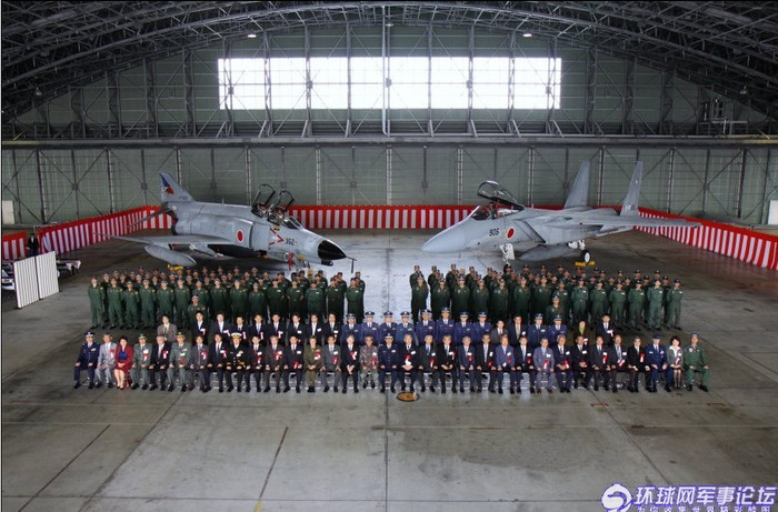 Vũ khí chính của căn cứ không quân Naha là các chiến đấu cơ F-4EJ Phantom và tiêm kích F-15 J. Vũ khí chính của căn cứ không quân Naha là các chiến đấu cơ F-4EJ Phantom và tiêm kích F-15 J.