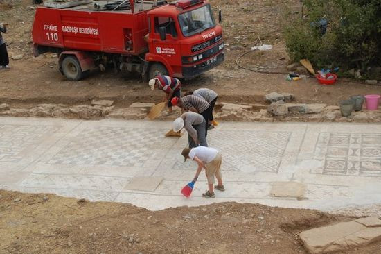 Bức khảm sẽ được tiếp tục khai quật vào mùa hè năm 2013 Bức khảm sẽ được tiếp tục khai quật vào mùa hè năm 2013