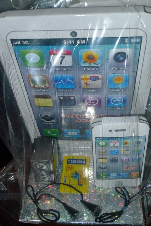 Mặt hàng tiêu thụ lớn của năm nay đó là trọn bộ ipad, iphone, phụ kiện đầy đủ đi kèm thẻ cào 1 triệu đồng âm phủ.