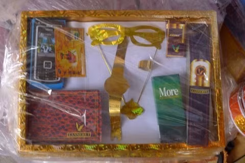 Bộ mã cho người âm nay cũng khác xưa, có thêm điện thoại, ví tiền bằng da, nước hoa, thậm chí thuốc lá cũng phải hạng xịn.