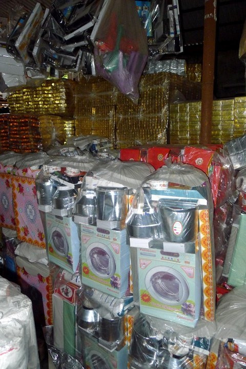 Một mặt hàng khác được ưa chuộng là đồ dân dụng như máy lạnh, máy giặt, đồng hồ, ti vi, nồi niêu, xoong chảo… được bán theo bộ.