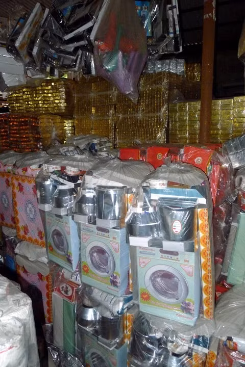 Một mặt hàng khác được ưa chuộng là đồ dân dụng như máy lạnh, máy giặt, đồng hồ, ti vi, nồi niêu, xoong chảo… được bán theo bộ.