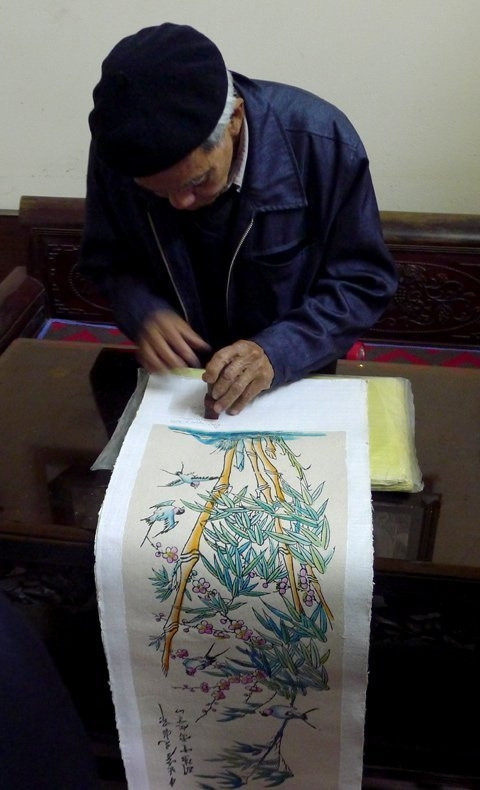 Cụ Nguyễn Đăng Chất người gần như duy nhất tại làng tranh Đông Hồ có thể nói là thành công và phát triển nhờ tranh.