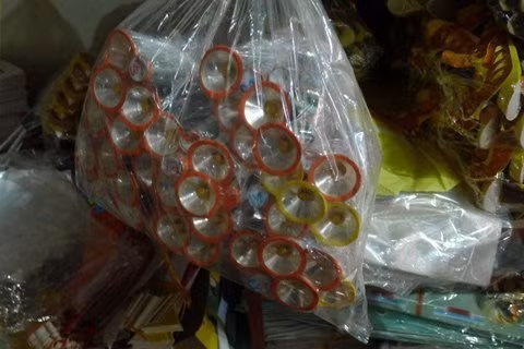 Bình nóng lạnh có thể hiểu nhưng đèn pin dùng để đốt thì không hiểu người đốt mong muốn điều gì cho người đã mất?