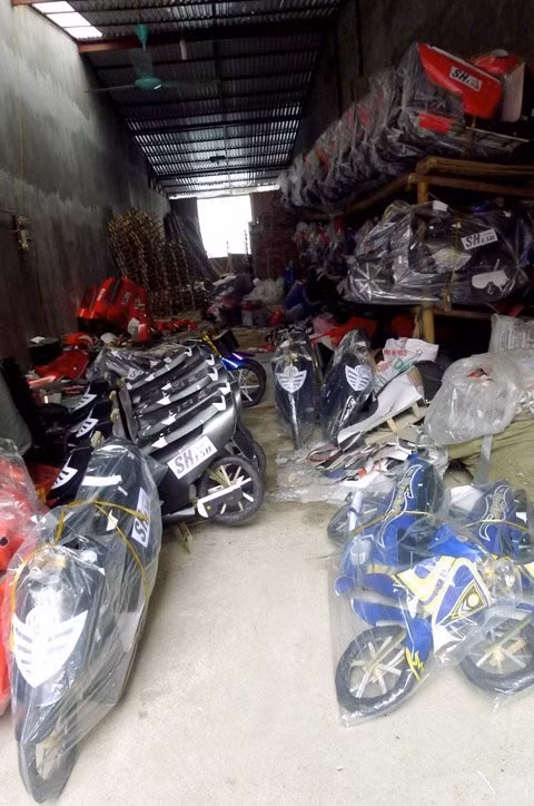 Kho xe máy của một “đại gia” đồ mã tại làng. Ước tính có khoảng hơn 50 chiếc xe máy tay ga thương hiệu đắt tiền có tại đây.