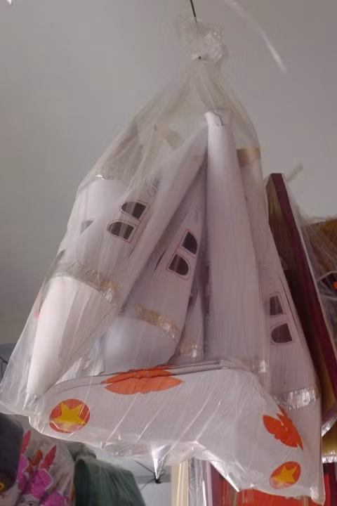 Đốt ô tô chưa đủ giờ nhiều người còn đốt cả máy bay cho người đã mất.