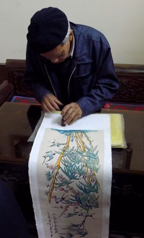 Cụ Nguyễn Đăng Chất người gần như duy nhất tại làng tranh Đông Hồ có thể nói là thành công và phát triển nhờ tranh.