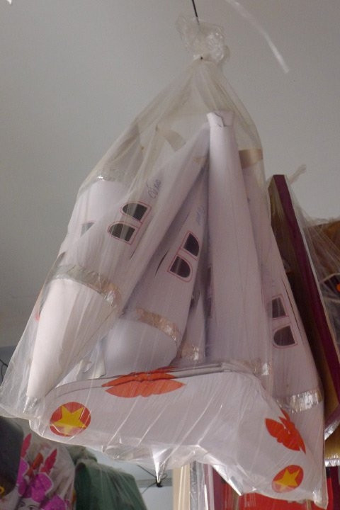 Đốt ô tô chưa đủ giờ nhiều người còn đốt cả máy bay cho người đã mất.