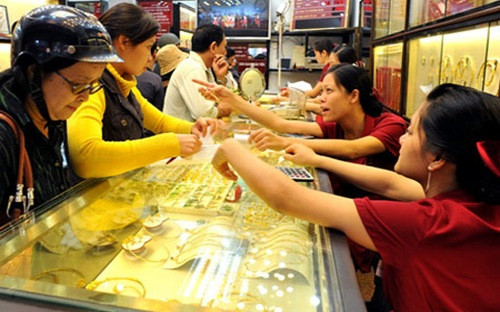 Nhiều người dân mua vàng với tâm lý lấy may đầu năm mới. Nhiều người dân mua vàng với tâm lý lấy may đầu năm mới.