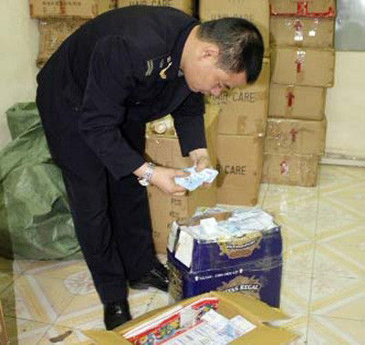 Số simcard điện thoại nhập lậu từ Trung Quốc bị thu giữ. Số simcard điện thoại nhập lậu từ Trung Quốc bị thu giữ.