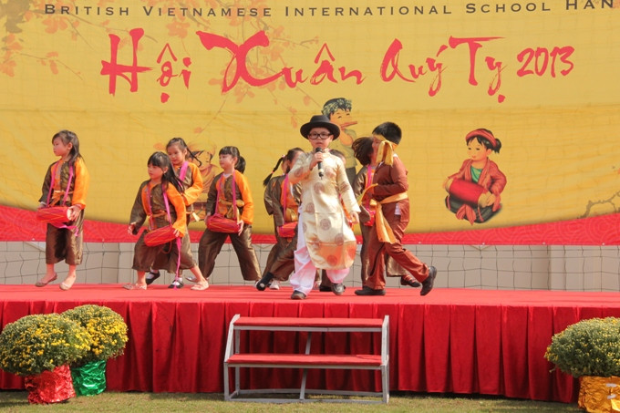 Các em lớp 2 trường BVIS ngộ nghĩnh với bài hát Trống Cơm Trò ảo thuật lôi cuốn và hấp dẫn Các em lớp 2 trường BVIS ngộ nghĩnh với bài hát Trống Cơm Trò ảo thuật lôi cuốn và hấp dẫn