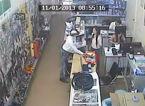 Nạn nhân bị những tên đạo chíc dở trò ngay trước mặt mà không hề hay biết. Ảnh: Hồ Thục Vũ