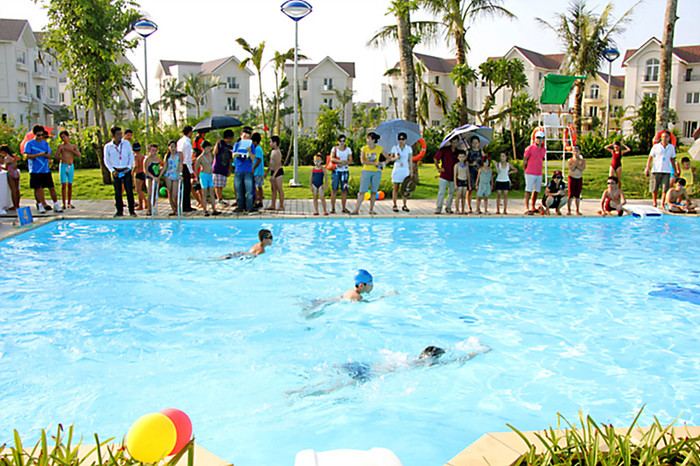 Giải bơi Thanh thiếu niên Vincom Village lần thứ nhất (8/2012) thu hút đông đảo các em tham gia Giải bơi Thanh thiếu niên Vincom Village lần thứ nhất (8/2012) thu hút đông đảo các em tham gia