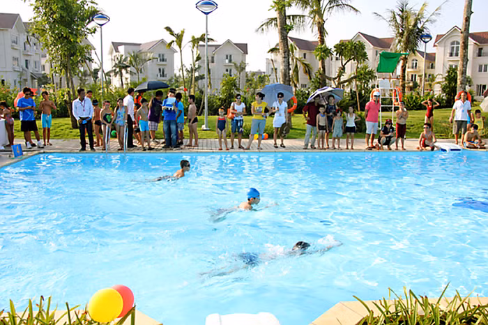 Giải bơi Thanh thiếu niên Vincom Village lần thứ nhất (8/2012) thu hút đông đảo các em tham gia