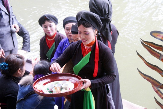 Dù Ban Tổ chức lễ hội Lim đã cấm các liền anh, liền chị nhận tiền, song du khách vẫn tự ném tiền vào khay mời nước (ảnh: Trọng Phú) Dù Ban Tổ chức lễ hội Lim đã cấm các liền anh, liền chị nhận tiền, song du khách vẫn tự ném tiền vào khay mời nước (ảnh: Trọng Phú)