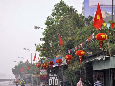 Đèn lồng được người dân dán cờ đỏ sao vàng ở khu dân cư Quán Toan, quận Hồng Bàng - Hải Phòng. Ảnh: HẢI THÀNH