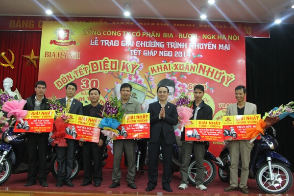 5 khách hàng may mắn đầu tiên nhận giải Thịnh vượng (xe Honda SH mode 2013) từ chương trình khuyến mãi bia lon Hà Nội tết 2014 “Đón Tết diệu kỳ - Khai xuân như ý” của Habeco. 5 khách hàng may mắn đầu tiên nhận giải Thịnh vượng (xe Honda SH mode 2013) từ chương trình khuyến mãi bia lon Hà Nội tết 2014 “Đón Tết diệu kỳ - Khai xuân như ý” của Habeco.