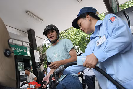 An ninh tại khu vực nghi có thủ phạm chém cảnh sát được thắt chặt. Nhiều gìa đình đóng cửa đi ngủ sớm. Ảnh: VnExpress