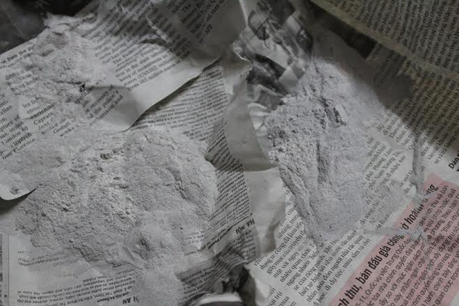 “Công nhân” đang cho xoài “ngậm” hóa chất thúc chín. “Công nhân” đang cho xoài “ngậm” hóa chất thúc chín.