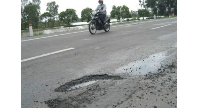 Một điểm hư hỏng trên đường nối Vị Thanh – Cần Thơ Một điểm hư hỏng trên đường nối Vị Thanh – Cần Thơ