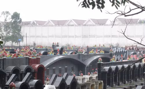 Để hạn chế tầm nhìn, chủ đầu tư đã cho xây dựng tường cao ngang ngửa với tầng hai của những ngôi biệt thự.