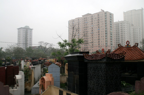 Tốc độ phát triển đến &quot;chóng mặt&quot; tại các khu đô thị mới ở Hà Nội đã khiến người sống &quot;lấn sân&quot; người chết.