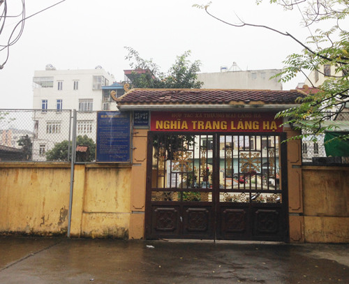 Nghĩa trang khu phố Láng Hạ - Vũ Ngọc Phan lọt thỏm giữa khu dân cư cao tầng và quá tải từ lâu.