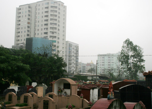 Cảnh hương khói nghi ngút vẫn thường xuyên diễn ra.