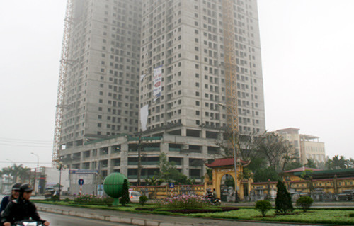 Dự án căn hộ ngay cạnh nghĩa trang, càng ở trên cao càng nhìn rõ những ngôi mộ mới, mộ cũ.