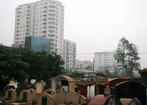 Cảnh hương khói nghi ngút vẫn thường xuyên diễn ra.