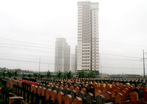 Một khu đô thị mới ở Hà Đông trước mặt là hàng nghìn ngôi mộ.