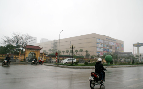 Nghĩa trang ngay trung tâm hành chính mới của Hà Đông, gần siêu thị và nhiều tòa nhà chung cư.