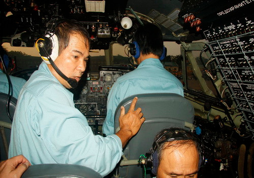 Tổ bay chuyến bay 286 kiểm tra các thông số kỹ thuật chuẩn bị cất cánh lúc 6g45 - Ảnh: Viễn Sự Tổ bay chuyến bay 286 kiểm tra các thông số kỹ thuật chuẩn bị cất cánh lúc 6g45 - Ảnh: Viễn Sự