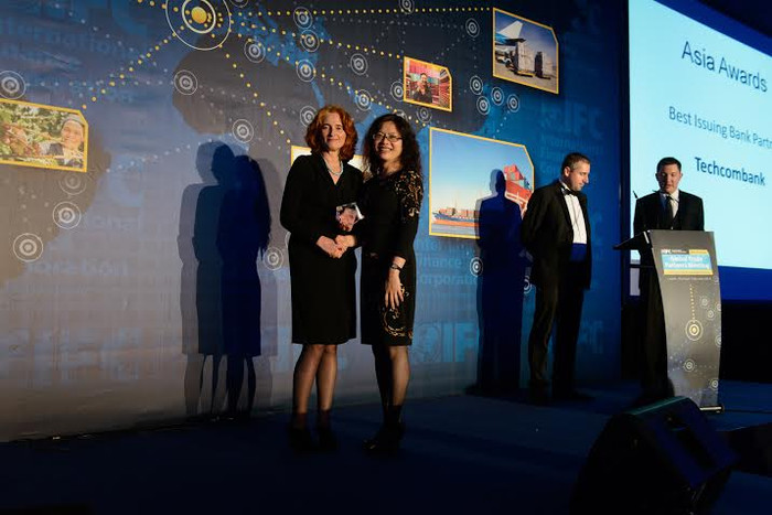 Chị Đỗ Diễm Hồng (phải)- GĐ khách hàng định chế tài chính - đại diện Ngân hàng Techcombank vinh dự nhận giải thưởng. Chị Đỗ Diễm Hồng (phải)- GĐ khách hàng định chế tài chính - đại diện Ngân hàng Techcombank vinh dự nhận giải thưởng.