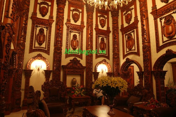 Tay nghề điêu khắc gỗ tinh xảo của nghệ nhân gỗ được thể hiện trên từng chi tiết của lâu đài