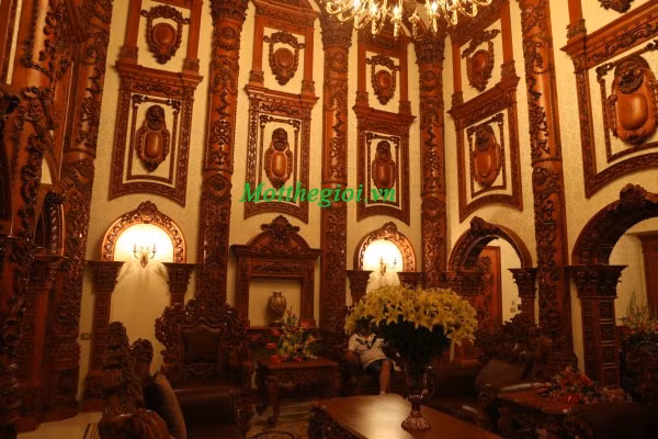 Tay nghề điêu khắc gỗ tinh xảo của nghệ nhân gỗ được thể hiện trên từng chi tiết của lâu đài