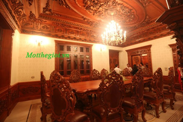 Chiếc bàn làm bằng gỗ đỏ gõ đỏ tự nhiên trong phòng làm việc của gia chủ.