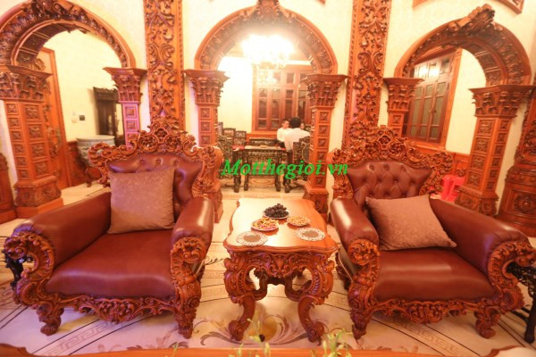 Toàn bộ bàn ghế, hệ thống trang trí hoa văn, chi tiết cửa trong phòng khách đều được làm bằng loại gỗ đỏ quý hiếm.