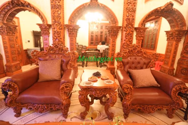 Toàn bộ bàn ghế, hệ thống trang trí hoa văn, chi tiết cửa trong phòng khách đều được làm bằng loại gỗ đỏ quý hiếm.