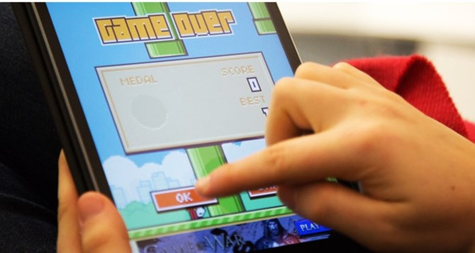 Cộng đồng game thủ nhìn nhận Hà Đông "mất điểm" khi nhận xét "game gây nghiện". Cộng đồng game thủ nhìn nhận Hà Đông "mất điểm" khi nhận xét "game gây nghiện".