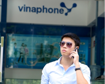 Đến khi chuẩn bị sẵn tinh thần đối mặt với giá roaming thì anh lại tròn mắt khi được cô nhân viên chăm sóc khách hàng của VinaPhone cho xem bảng cước hiện hành. Ảnh minh họa. Đến khi chuẩn bị sẵn tinh thần đối mặt với giá roaming thì anh lại tròn mắt khi được cô nhân viên chăm sóc khách hàng của VinaPhone cho xem bảng cước hiện hành. Ảnh minh họa.
