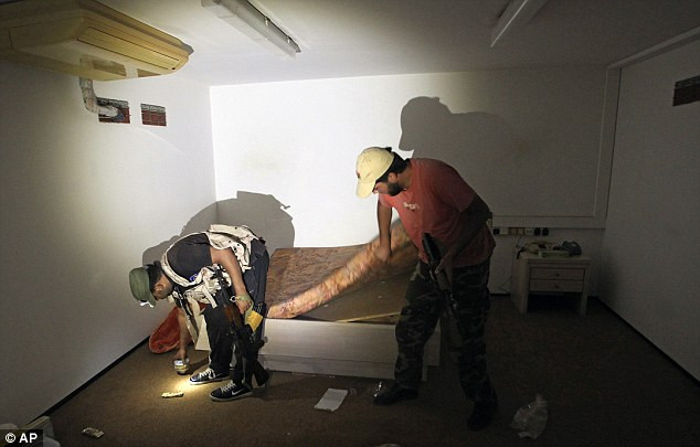 Cảnh phiến quân xâm nhập vào boongke bí mật của đại tá Gaddafi Cảnh phiến quân xâm nhập vào boongke bí mật của đại tá Gaddafi