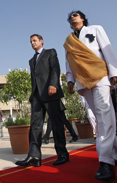 Một Hội đồng Chỉ huy Cách mạng được thành lập để cai trị đất nước, với Gaddafi giữ chức chủ tịch. Ông thêm danh hiệu thủ tướng năm 1970, nhưng ngừng giữ chức vụ năm 1972. Một Hội đồng Chỉ huy Cách mạng được thành lập để cai trị đất nước, với Gaddafi giữ chức chủ tịch. Ông thêm danh hiệu thủ tướng năm 1970, nhưng ngừng giữ chức vụ năm 1972.