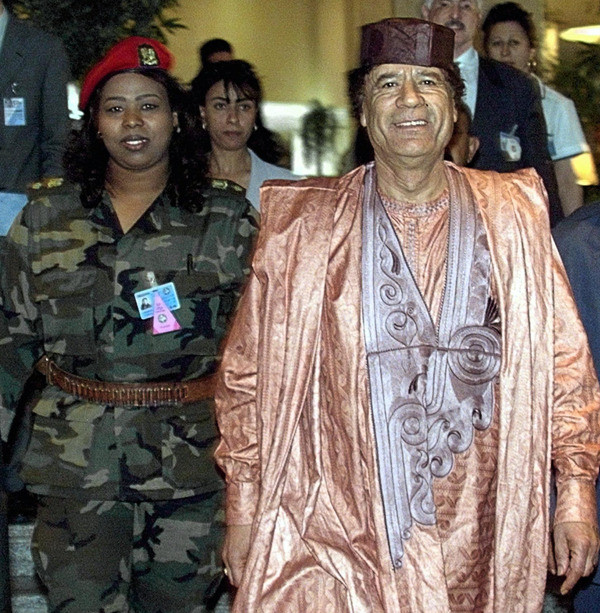 Người tạo cảm hứng cho Gaddafi là Gamal Abdel Nasser, tổng thống nước Ai Cập láng giềng, người đã lên giữ chức tổng thống bằng cách kêu gọi một sự thống nhất Ả Rập. Năm 1961, Gaddafi bị trục xuất khỏi Sebha vì các hoạt động chính trị. Người tạo cảm hứng cho Gaddafi là Gamal Abdel Nasser, tổng thống nước Ai Cập láng giềng, người đã lên giữ chức tổng thống bằng cách kêu gọi một sự thống nhất Ả Rập. Năm 1961, Gaddafi bị trục xuất khỏi Sebha vì các hoạt động chính trị.